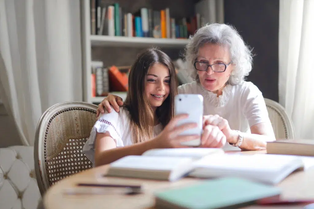 Grand mère avec sa petite fille