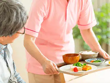 Aide aux repas à domicile pour les seniors