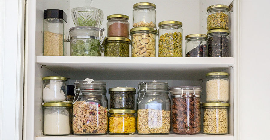 Solutions efficaces pour protéger vos aliments contre les mites alimentaires dans la cuisine.