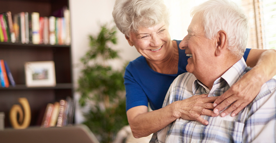 couple senior heureux chez soi